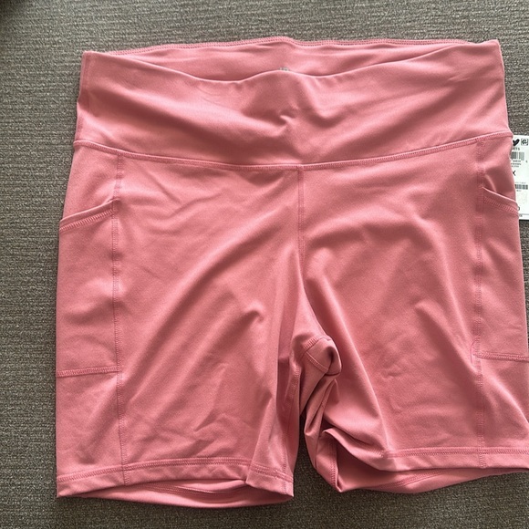 Ideology sports bra, carpi and shorts - Picture 5 of 6